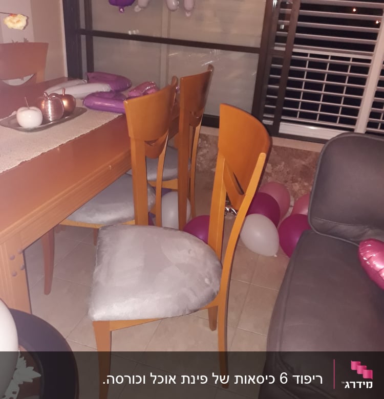 כיסאות עץ עם ריפוד אפור ליד שולחן עץ